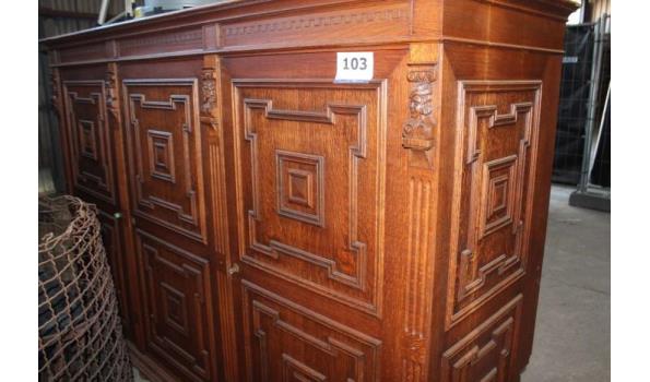 oude houten 3-deurs wandkast
